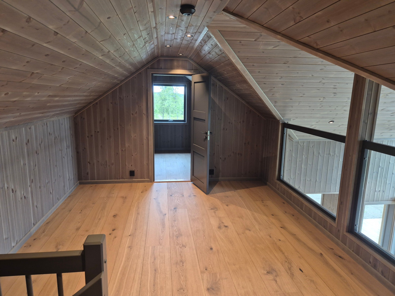 Romslig loftstue. Galleribilde