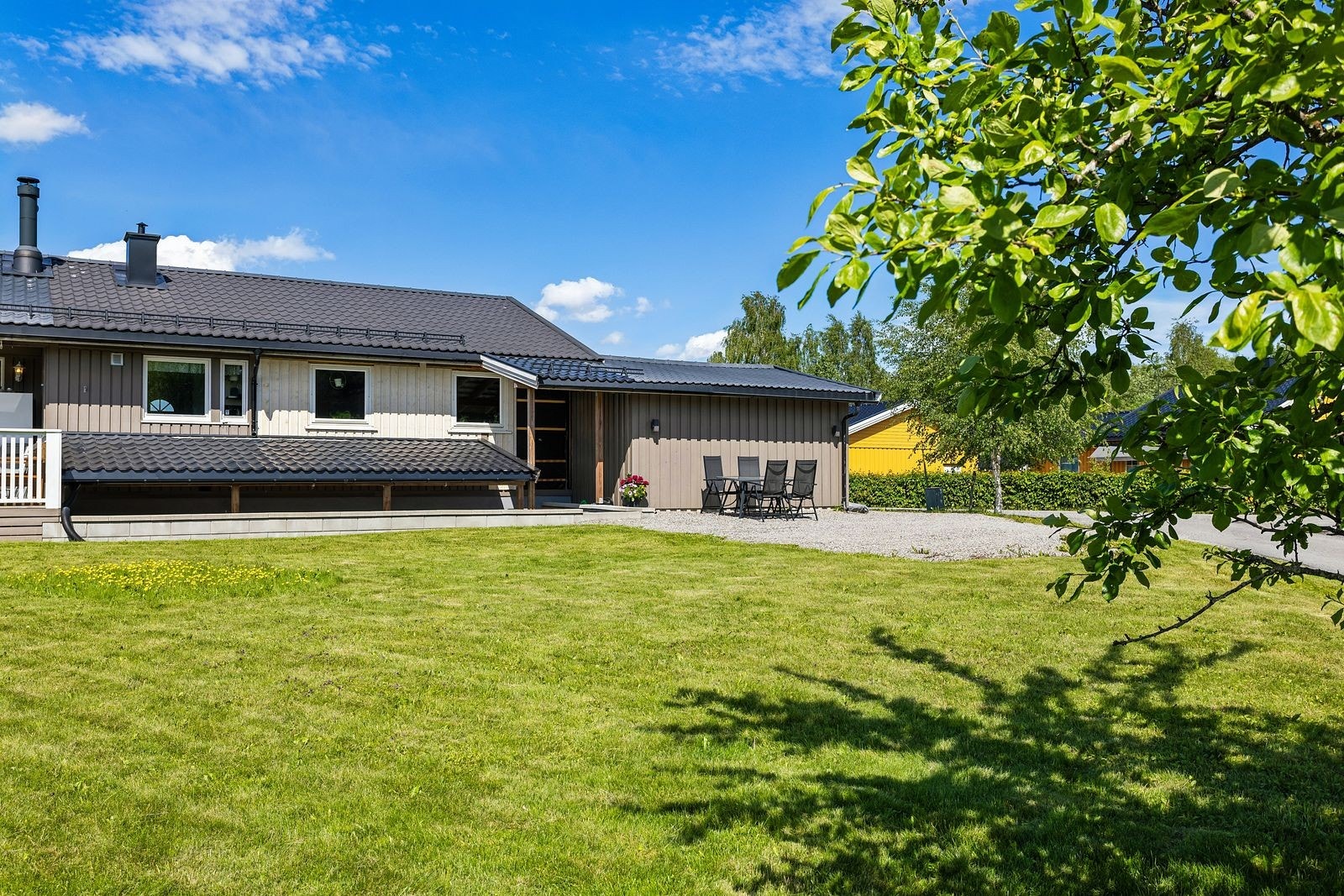 Velkommen til Orresvingen 23! Boligen har fin, solrik uteplass og hagedel Galleribilde