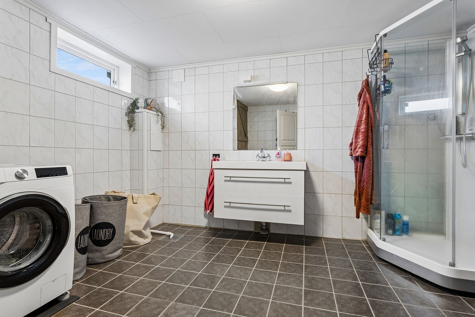 Badet er av svært god størrelse og har gulvvarme Galleribilde