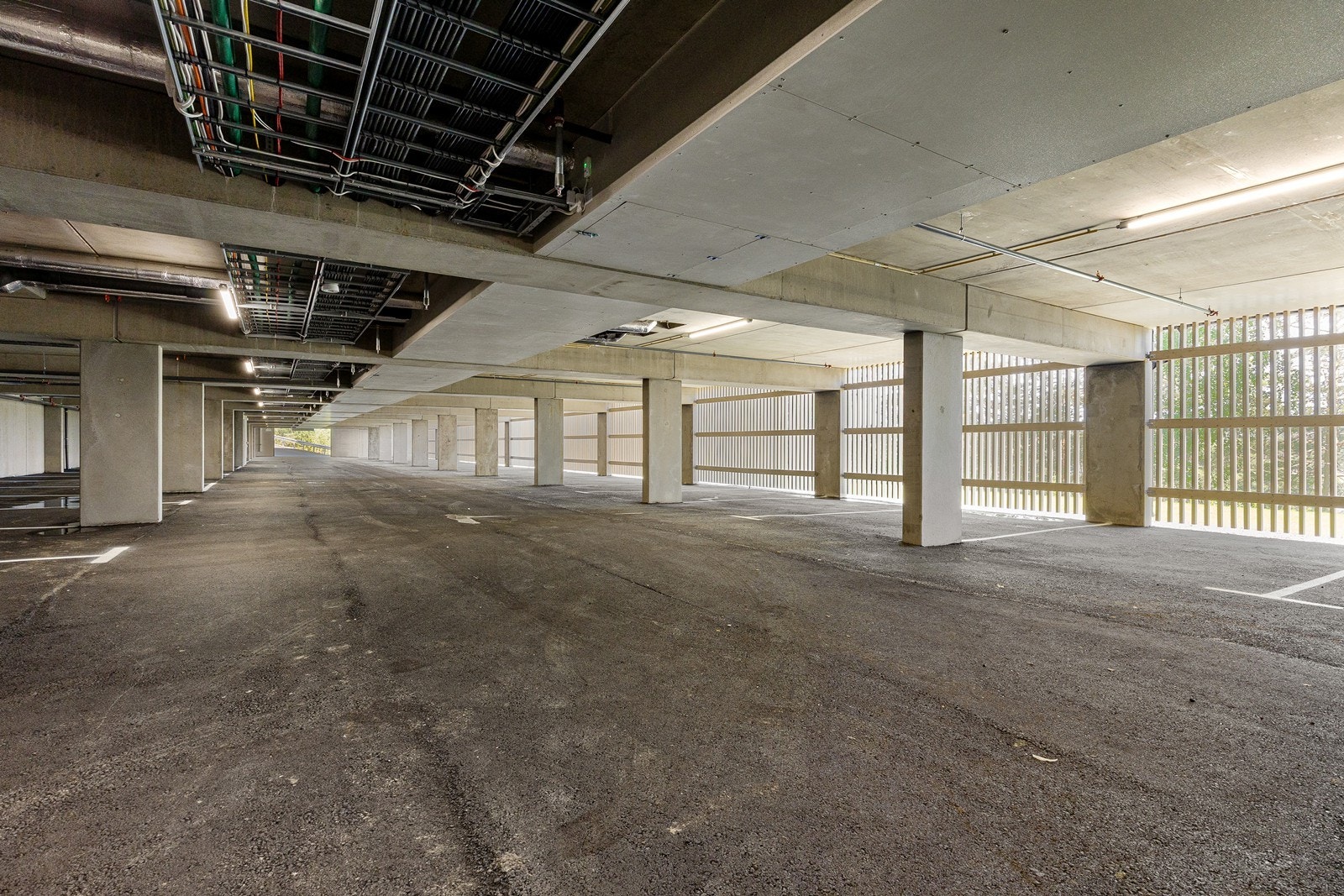 Parkering, det følger 2 plasser med denne bolig Galleribilde
