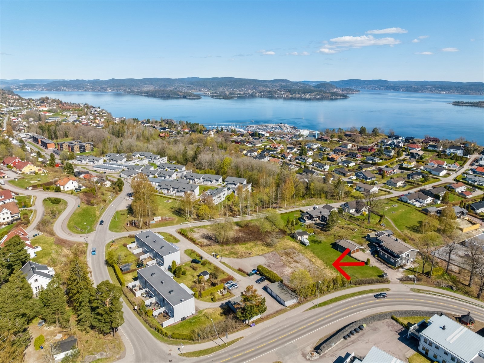 Her ligger en stor og flat tomt, sentralt beliggende på Kleivbrottet. Bildene ble tatt tidligere og viser størrelsen, den er litt mer gjengrodd i dag. Galleribilde