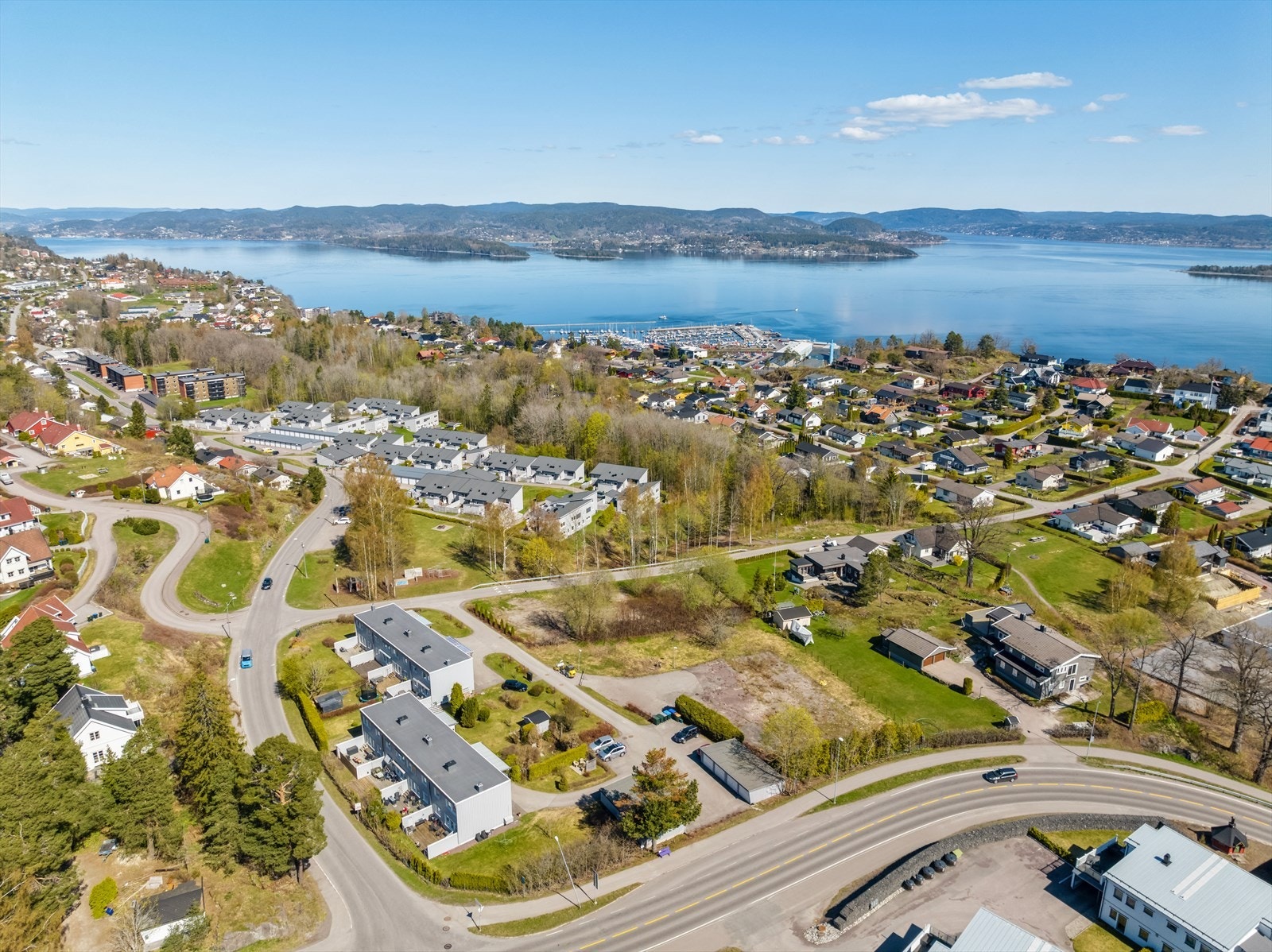 Eiendommen har kort vei til Holmestrand sentrum, båthavn og badestrand. Galleribilde