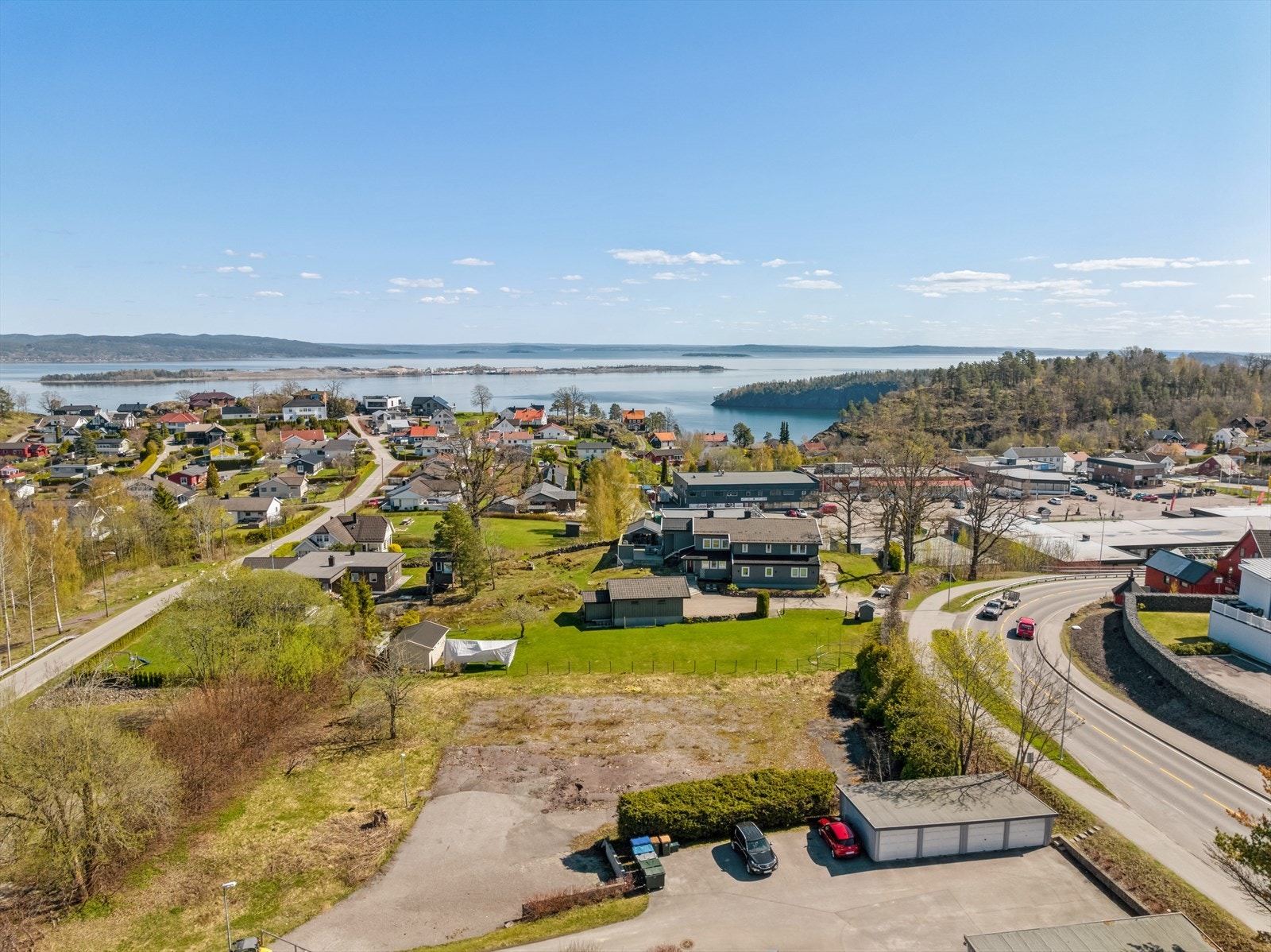 Fra eiendommen er det gangavstand til Rove med heis ned til stasjonshallen. Toget tar ca. 50 minutter til Oslo. Galleribilde