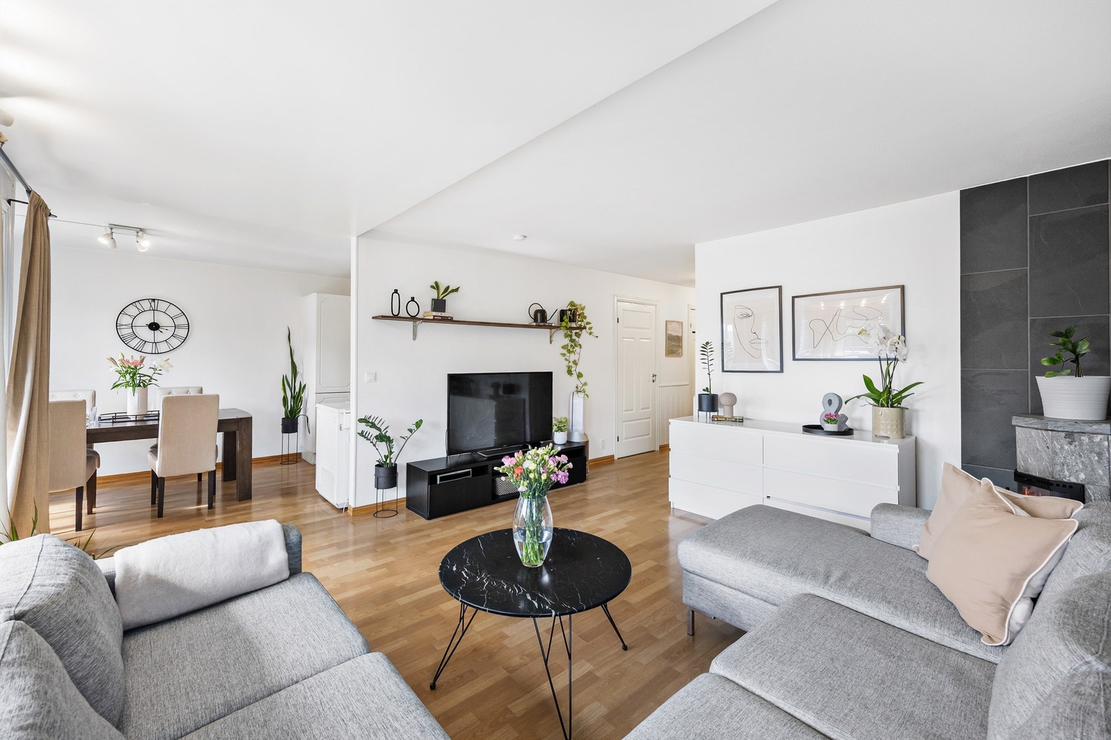 Stuen er romslig og har plass til både en stor sofagruppe og spisebord. Galleribilde