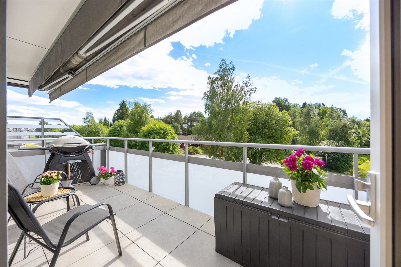 Denne balkongen fungerer som en fantastisk uteplass og en naturlig forlengelse av stuen på sommeren. Galleribilde