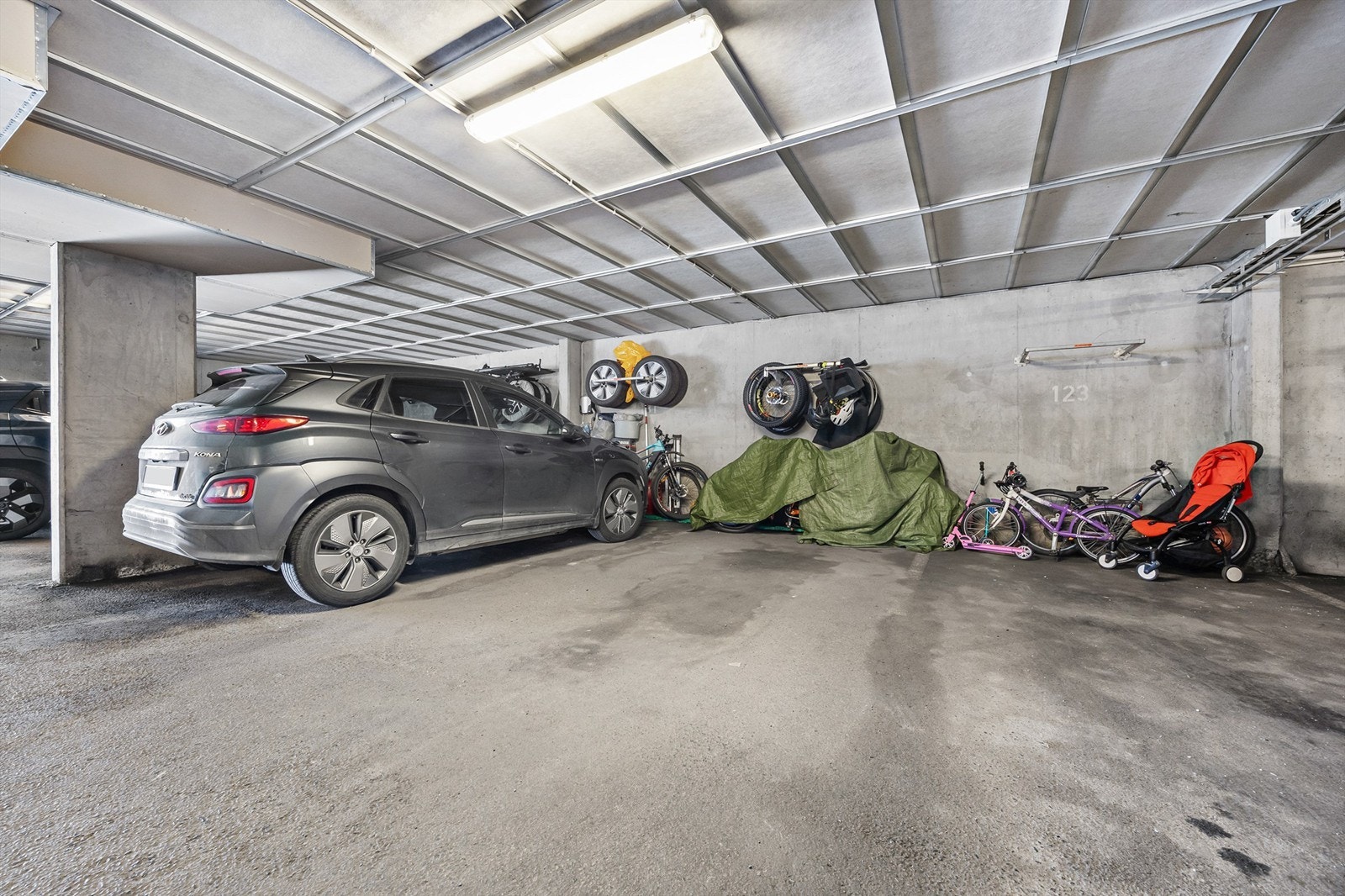 Leiligheten disponerer en fast parkeringsplass i felles garasjeanlegg. Galleribilde