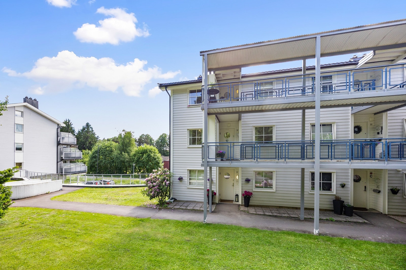 Eiendommen ligger i et etablert og barnevennlig boligområde på Skedsmokorset. Galleribilde