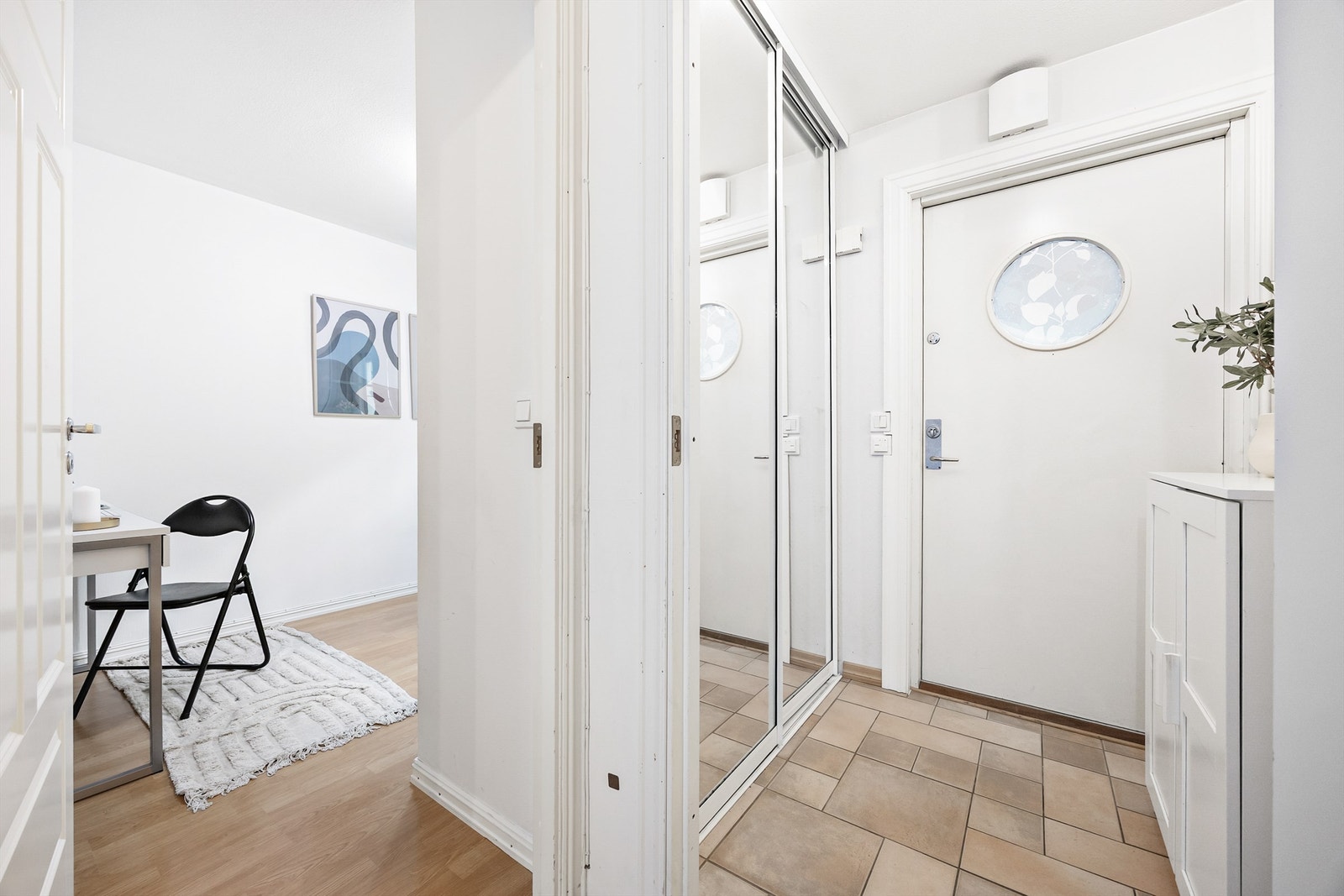 Entréen har flislagt gulv med gulvvarme og god plass til oppbevaring. Galleribilde