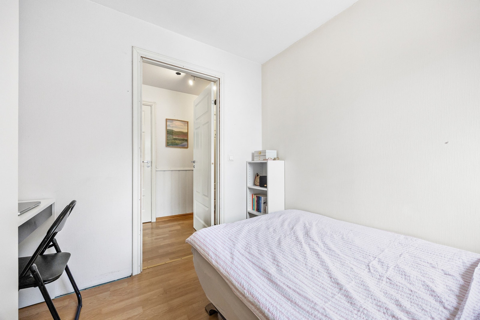 Ventilasjon sikres med tilluftsventiler i vegg og vinduer. Galleribilde