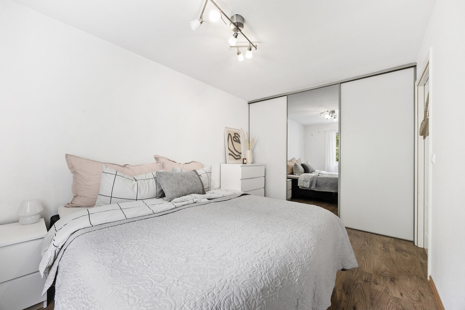 Skyvedørsgarderobe med speilfronter gir rikelig med oppbevaringsplass. Galleribilde