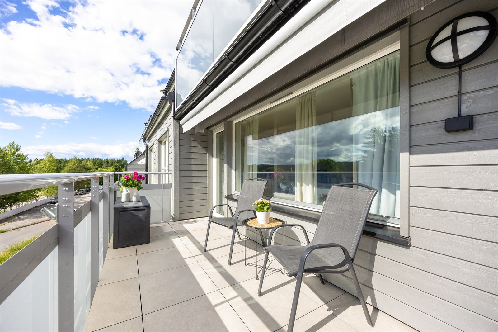 Balkongen er en solid betong- og metallkonstruksjon med rekkverk av metall og glass. Galleribilde