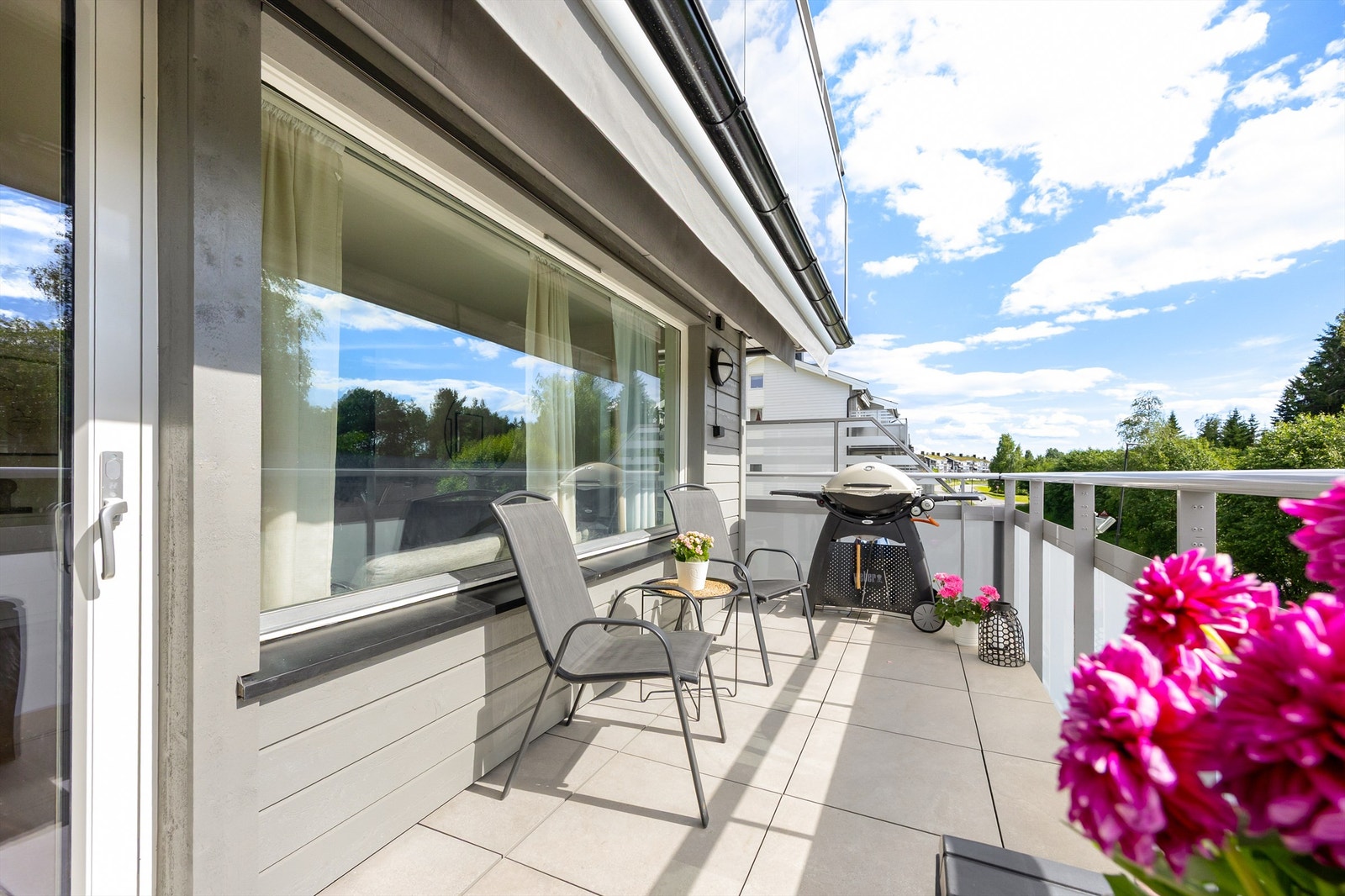 Balkongen er målt opp til ca. 10 m² har flislagt gulv og god plass til en sittegruppe. Galleribilde