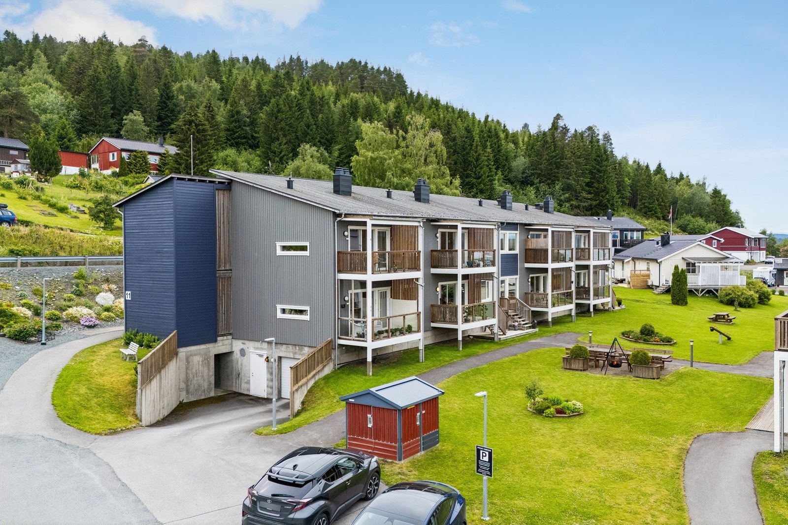 Borettslaget har et pent opparbeidet og velholdt felles uteområde med benker, bålpanne, vippehuske, plen, busker og bed. Galleribilde