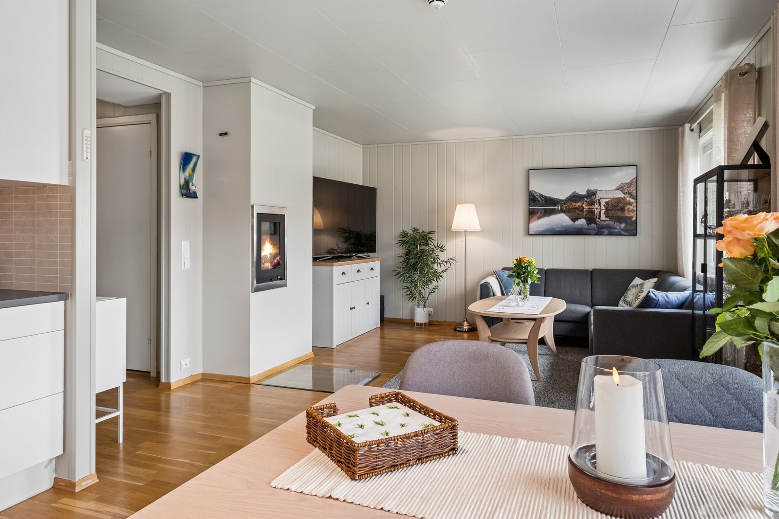 Leiligheten har en behagelig kombinasjon av varmekabler i gulv på stue, gang og bad, i tillegg til en koselig vedpeis i stua. Galleribilde