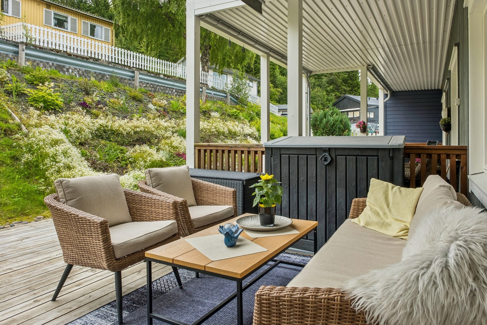 Ved inngangsdøra er det en romslig og tilbaketrukket uteplass hvor man kan nyte fine dager maksimalt. Galleribilde