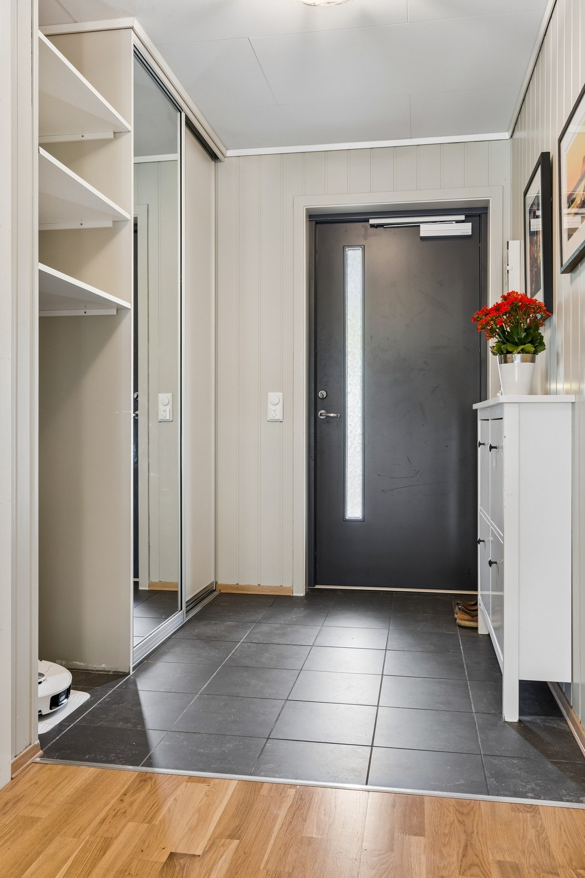 Gangen er flislagt og har en praktisk garderobe som egner seg godt til lagring av klær og sko. Varmekabler i gulv. Galleribilde