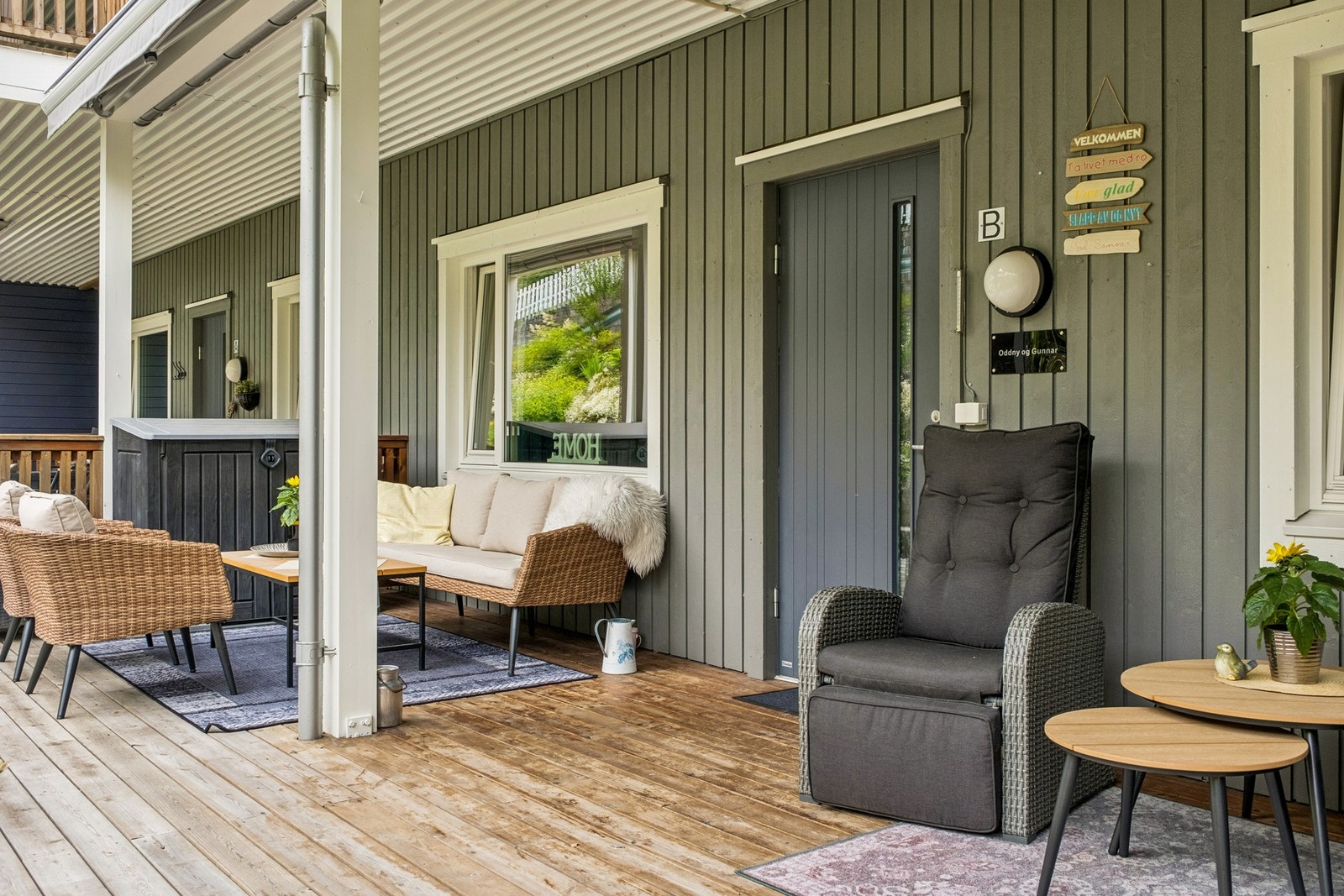 Uteplassen er takoverbygget og har plass til flere møbelgrupper. Galleribilde