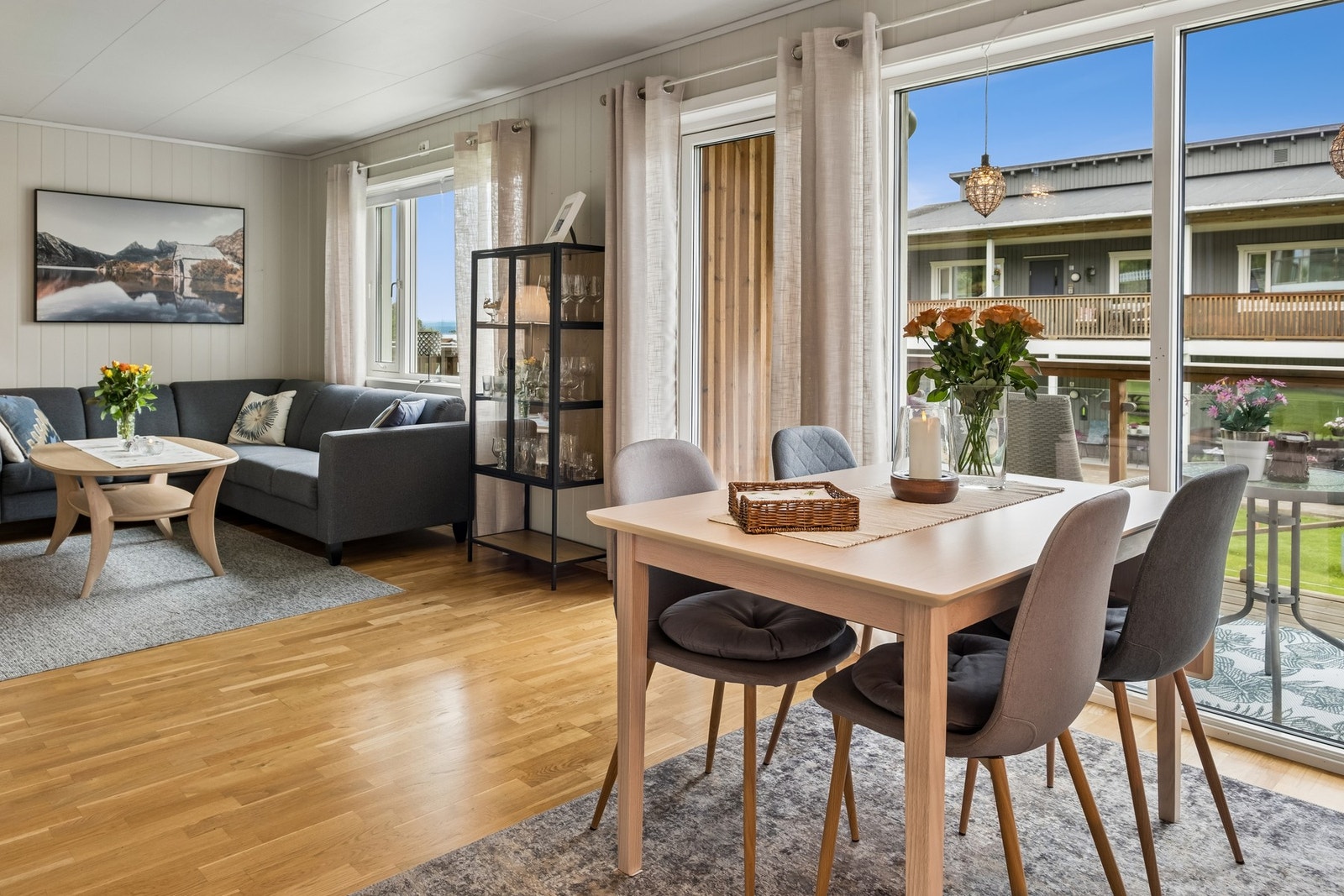 Fra stuen har man enkel adkomst til balkongen hvor man kan nyte morgensola. Galleribilde