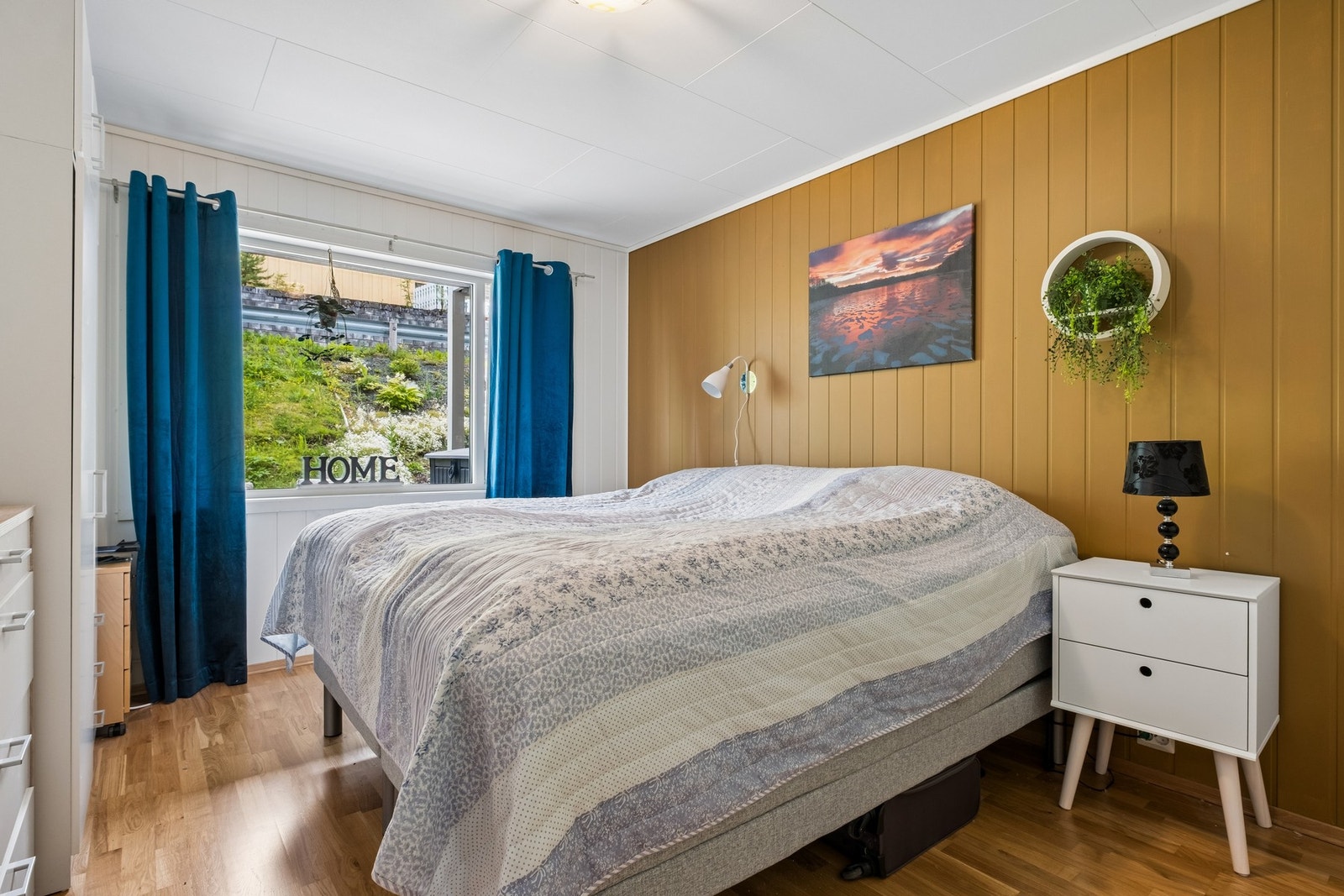 Hovedsoverom med god plass til dobbeltseng. Galleribilde