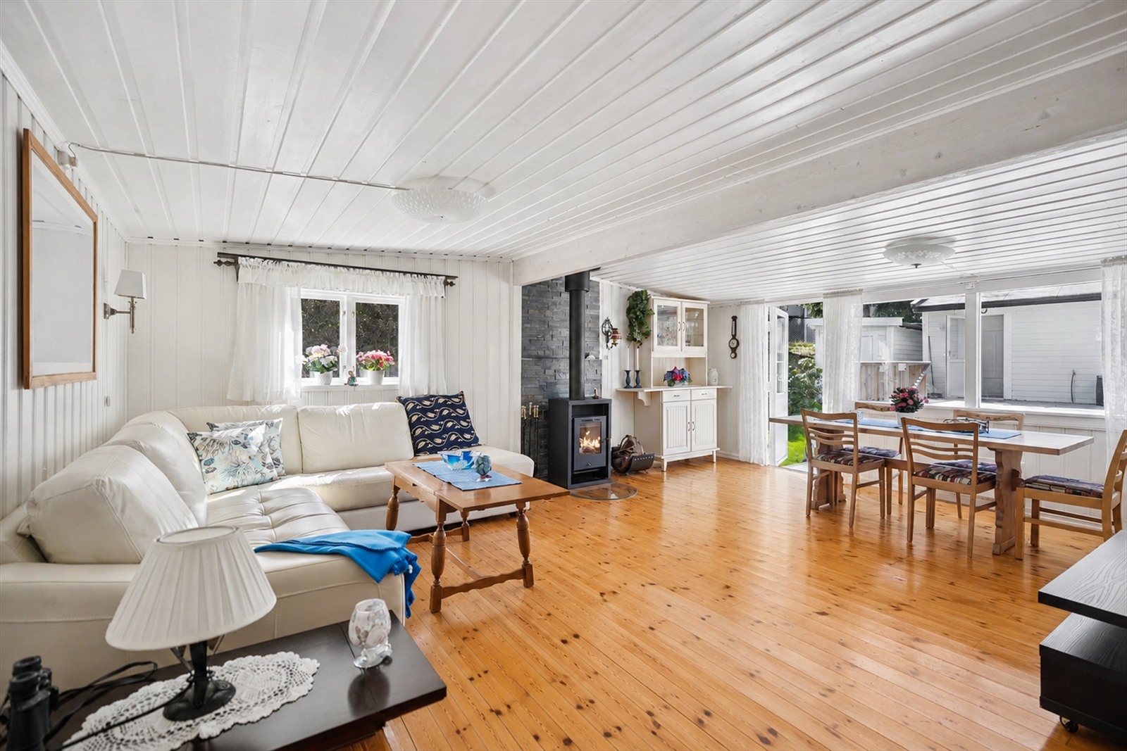 God plass til sofagruppe og spiseplass. Galleribilde