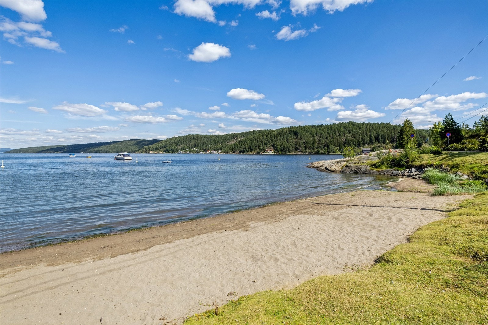Ca. 10 minutters gange til koselig sandstrand på Brevik - Fint sted for lek og soling. Galleribilde