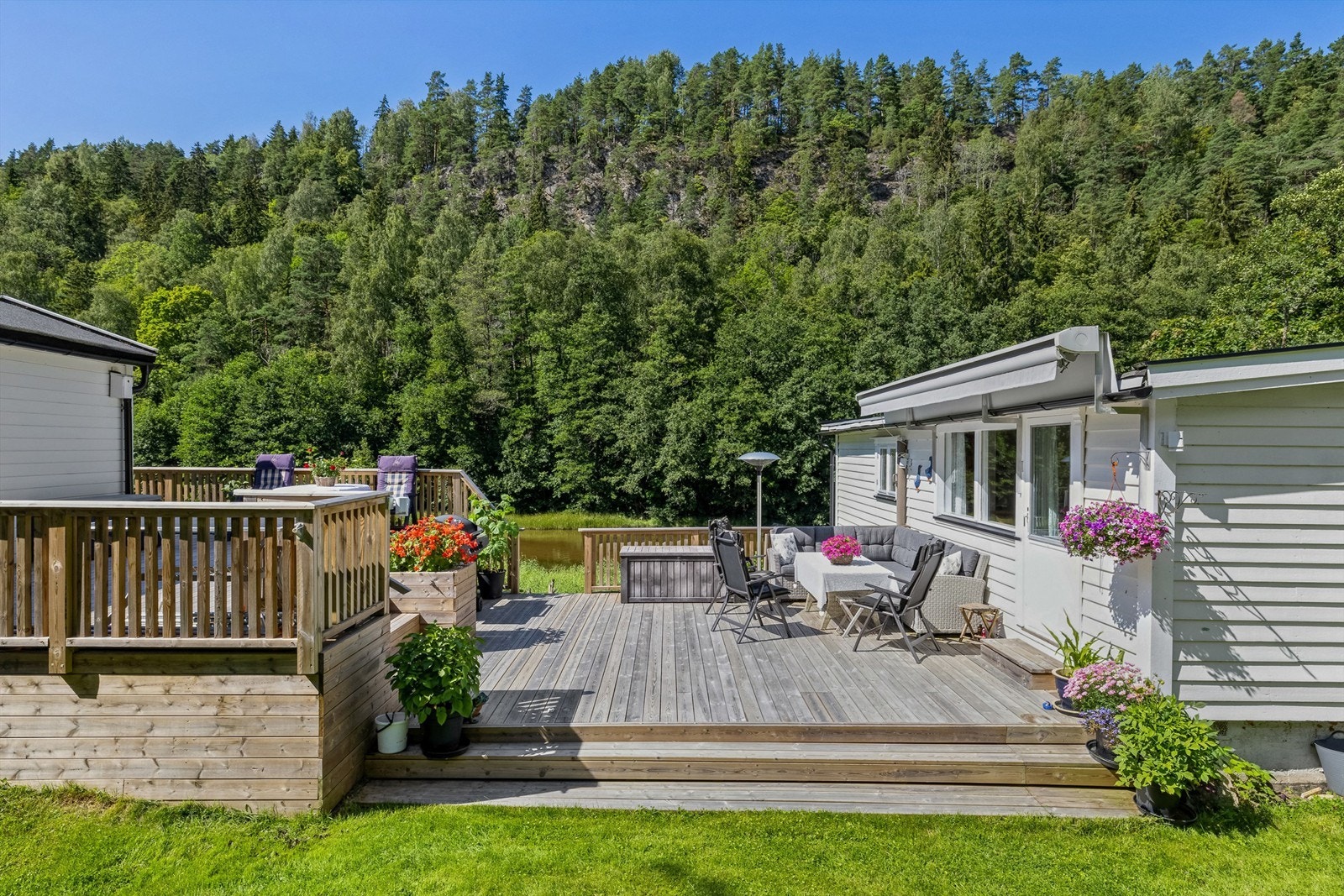 Romslig, solrik terrasse med god plass til flere sittegrupper. Galleribilde