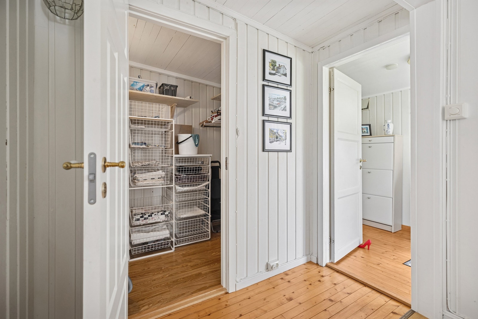Det er godt med lagringsplass i innvendig bod på hytta, samt utvendig frittstående bod. Galleribilde