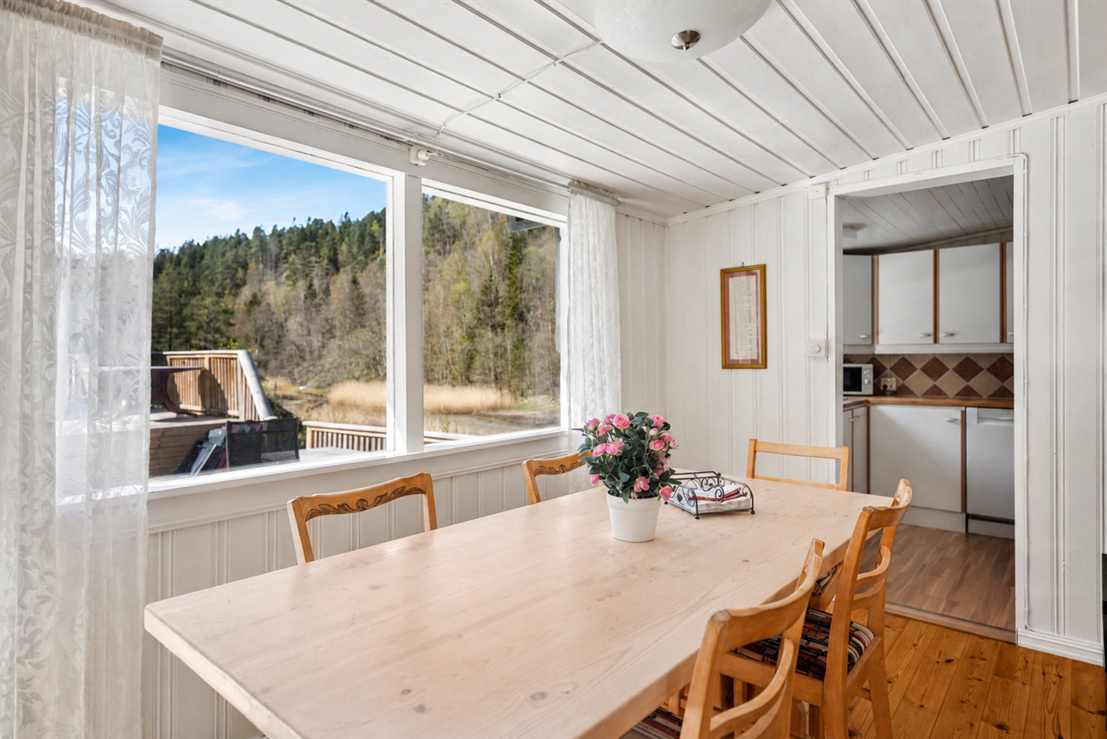 Hyggelig spiseplass hvor du kan samle familie og venner til hyggelige lag. Galleribilde