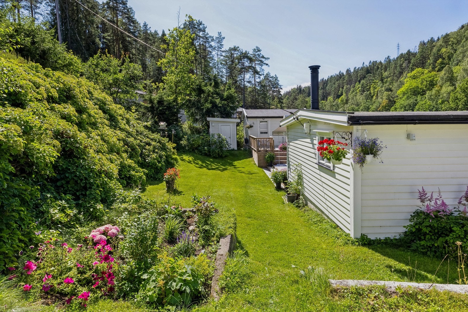 Stor og pent opparbeidet eiendom med frodig hage og vakre beplantninger. Foto: Per O. Skjellnan v/Efkt. Galleribilde