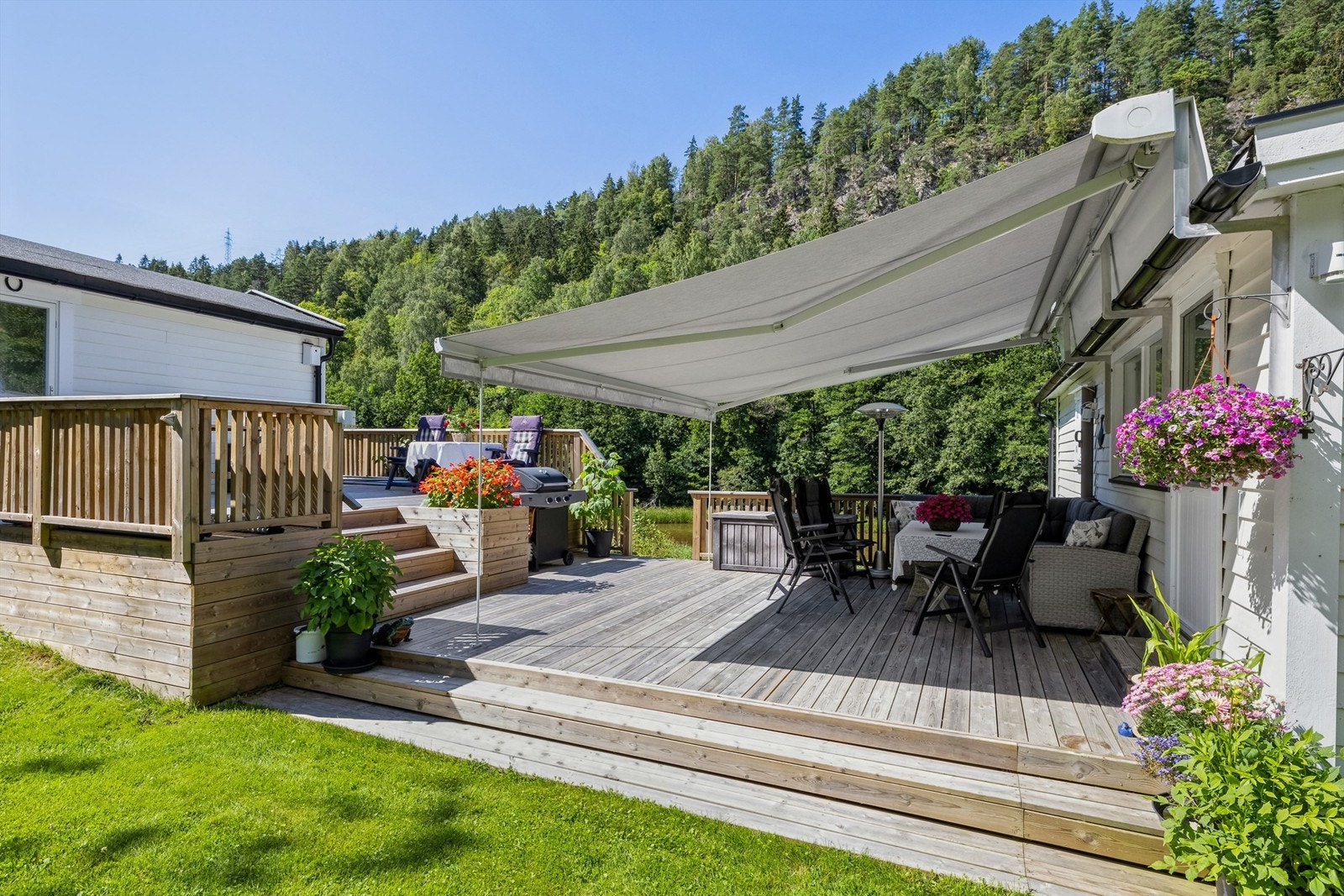 Her er alt lagt til rette for å nyte varme sommerdager -med praktisk markise som kan skygge på de varmeste dagene. Galleribilde