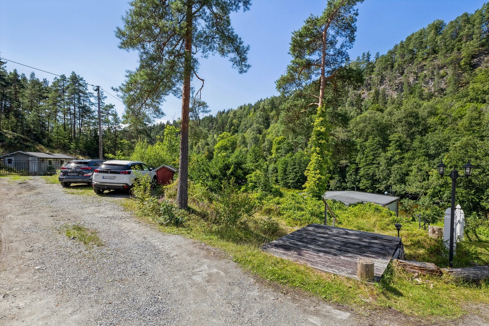 Hyggelig gårdsplass med flere biloppstillingsplasser. Galleribilde