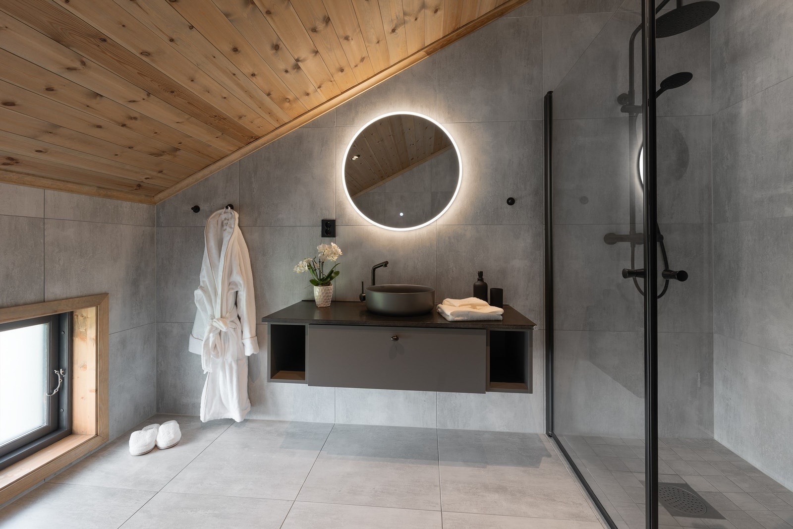 Lekker benkeplate i stein også på dette badet. Galleribilde