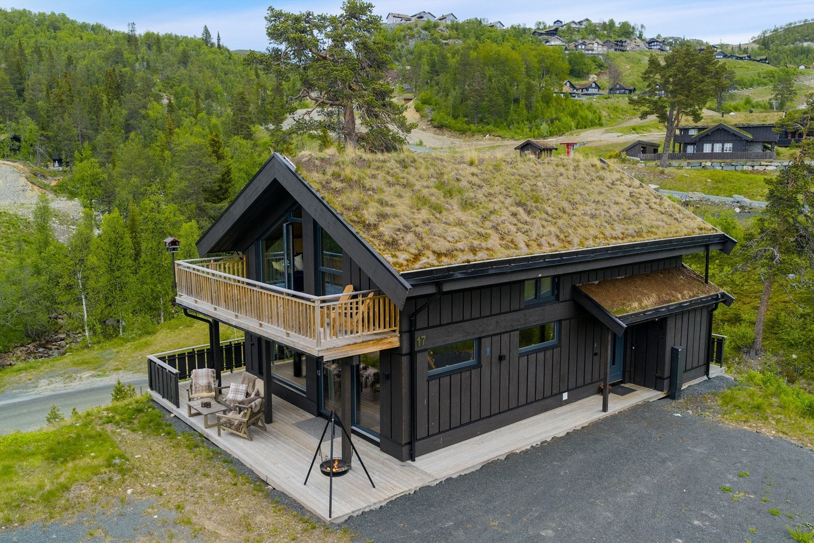 Hytta ligger fint til i Holtardalen. Foto: Fjellmedia Galleribilde