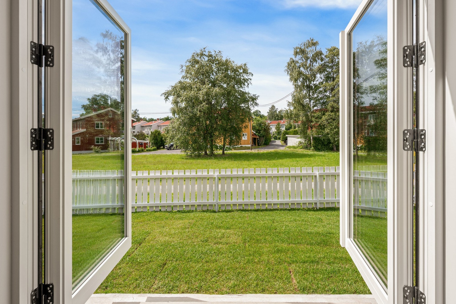Nyoppført og ubebodd familiebolig med moderne arkitektur, gjennomført standard, seks soverom, tre bad, hage, garasje med bilheis og en svært innholdsrik planløsning over flere nivåer. Galleribilde