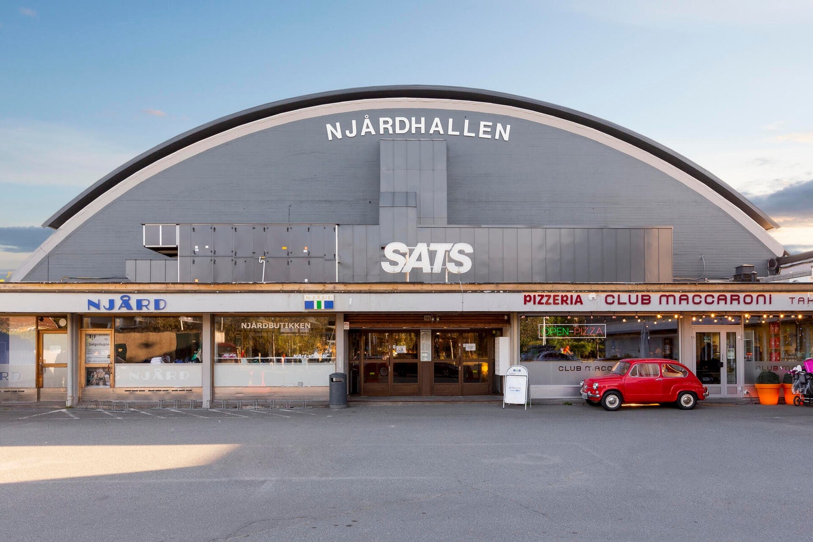 Njårdhallen ligger i nærområdet og byr på et bredt aktivitetstilbud, med blant annet trening, idrett og servering. Galleribilde