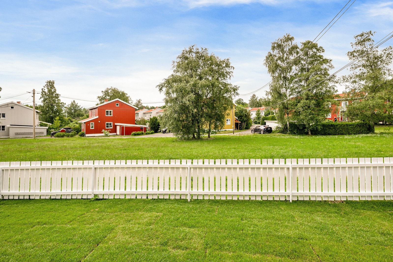 Grøntområdet rett utenfor boligen gir en luftig og familievennlig ramme rundt eiendommen. Galleribilde