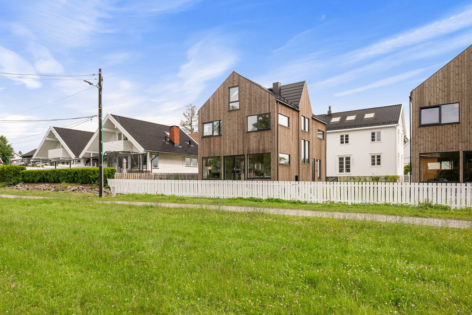 Boligen har et moderne arkitektonisk uttrykk og ligger fint til i et etablert og attraktivt boligområde. Galleribilde