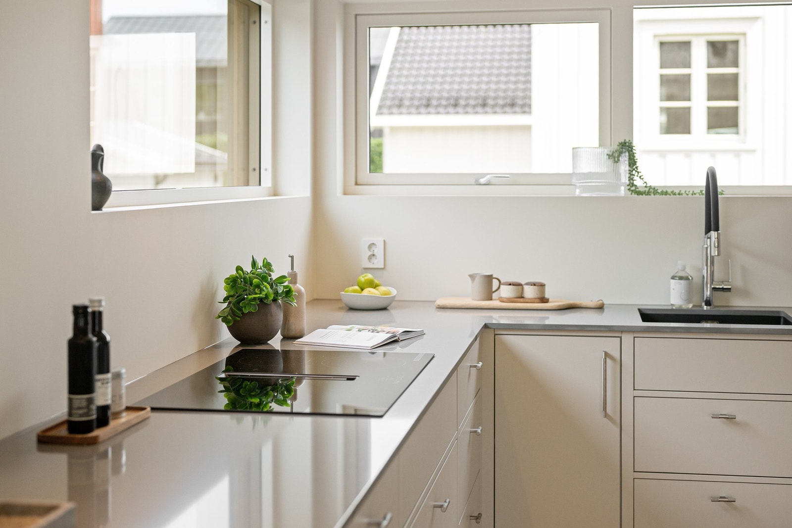 Kjøkkenet er utstyrt med integrerte hvitevarer fra anerkjente leverandører og en praktisk kjøleløsning med full size kjøleskap og fryseskap. Galleribilde