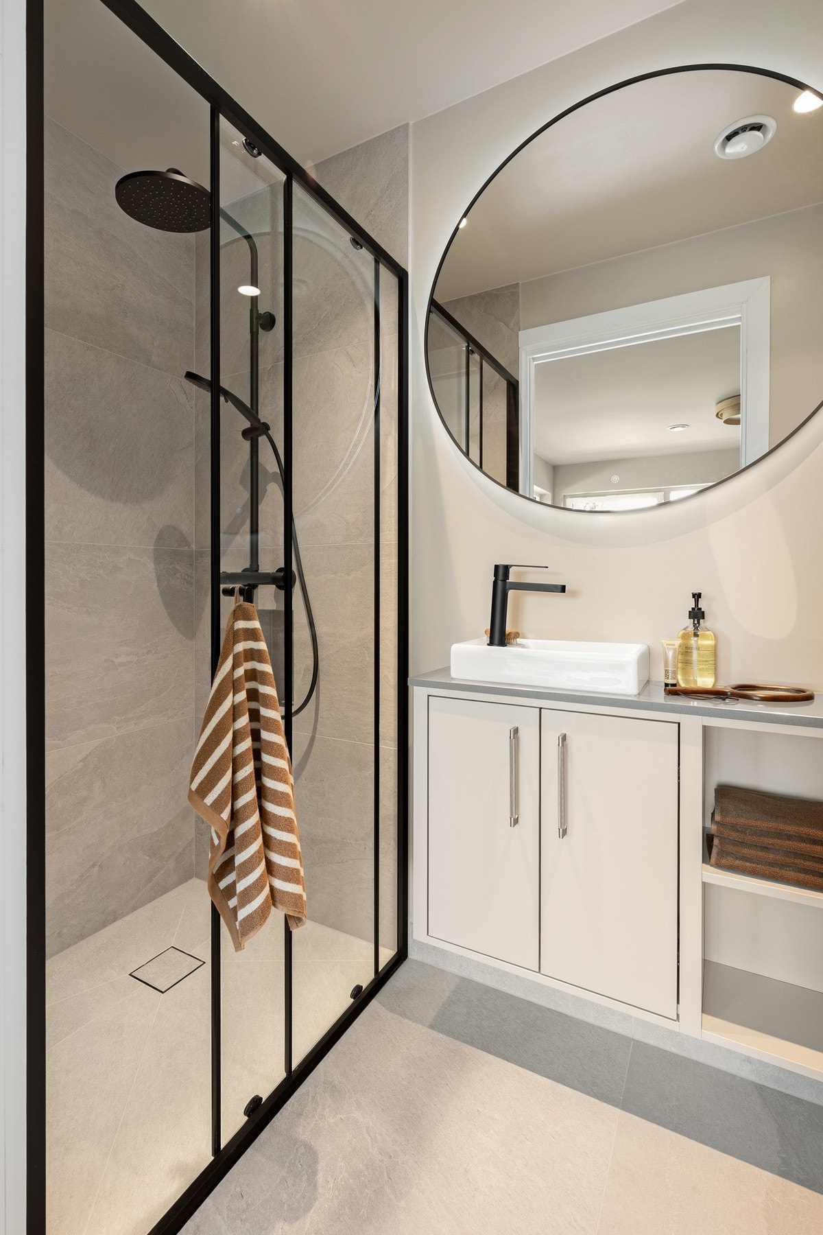 Stilrent en-suite baderom med gjennomførte detaljer, innfelt nisje i dusjsonen og et moderne, tidløst preg. Galleribilde