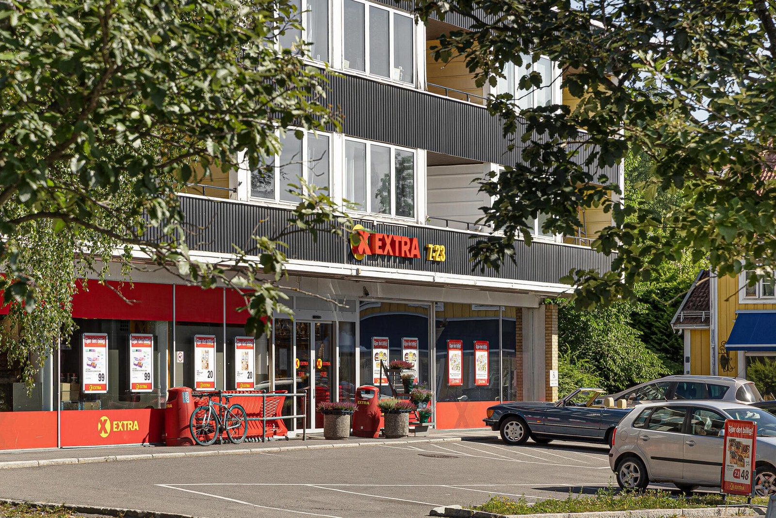 Flere dagligvarebutikker ligger i nærområdet, blant annet Coop Extra Makrellbekken, som gjør hverdagen enkel og praktisk. Galleribilde