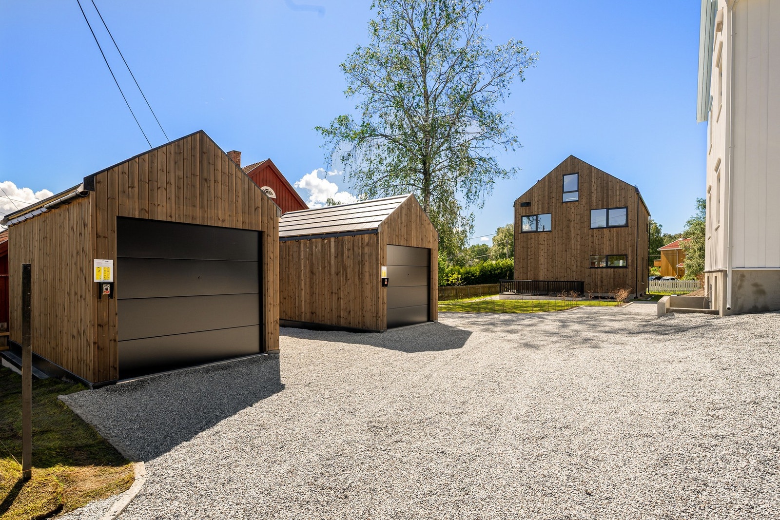 Seksjonen har eksklusiv bruksrett til garasjen nærmest veien, samt én biloppstillingsplass. Galleribilde