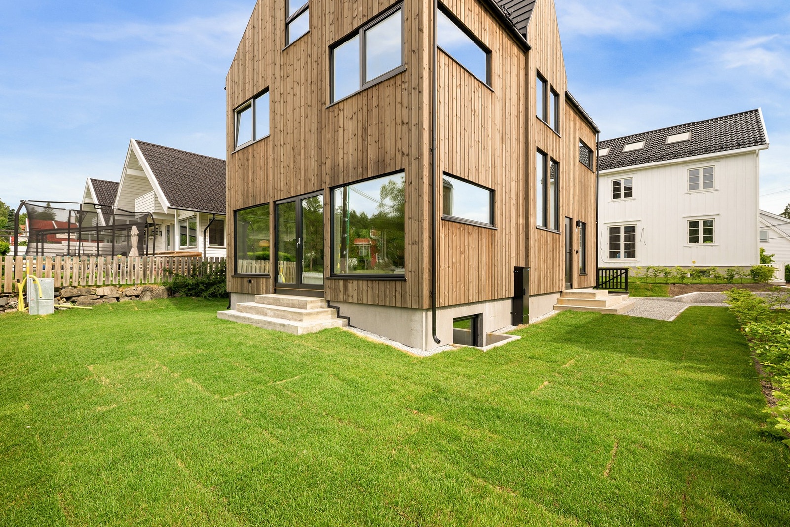 Attraktiv og barnevennlig beliggenhet på Vestre Holmen/Makrellbekken, med grøntområde rett utenfor boligen og kort vei til T-bane, dagligvare, skoler og barnehager. Galleribilde