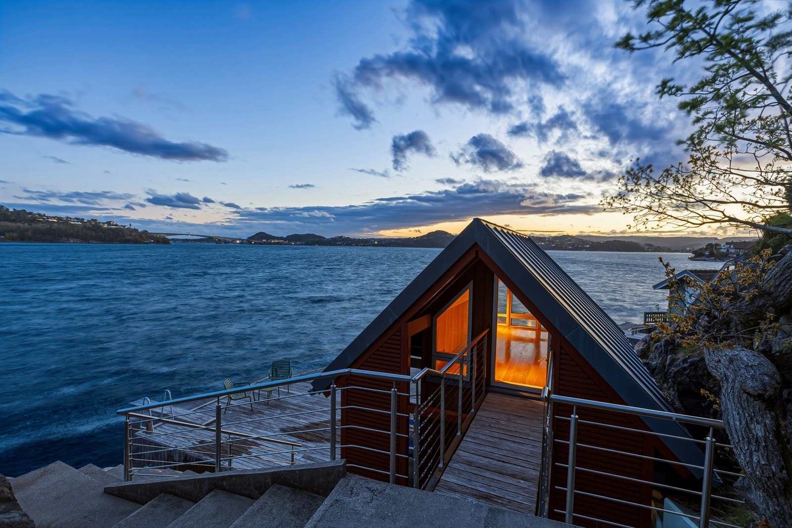 Sjøboden ligger idyllisk til ved vannkanten med praktisk adkomst til sjøbodens loft Galleribilde