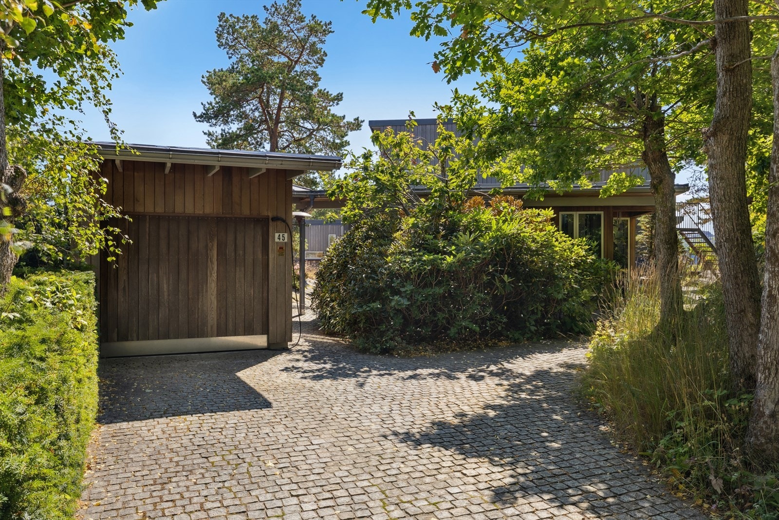 Garasje med plass til parkering m/montert el-bil lader Galleribilde