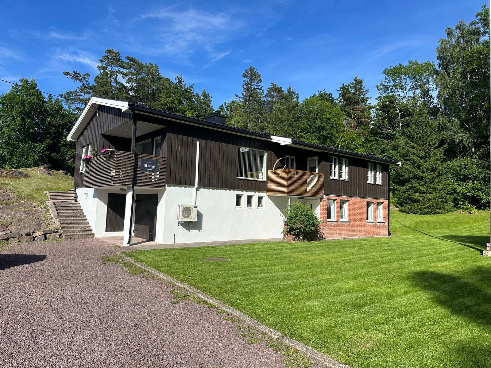 Lys og romslig familiebolig med innholdsrik planløsning og fine uteplasser - beliggende i landlige omgivelser. Galleribilde