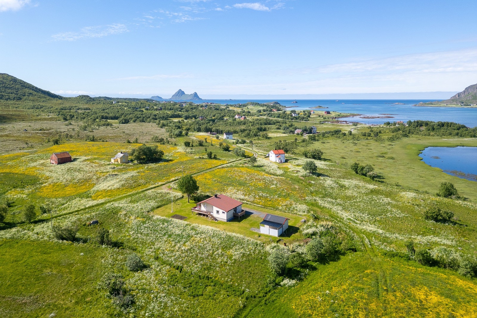Boligen ligger landlig og idyllisk til, like sør for Førvatnet på Føre i Bø Galleribilde