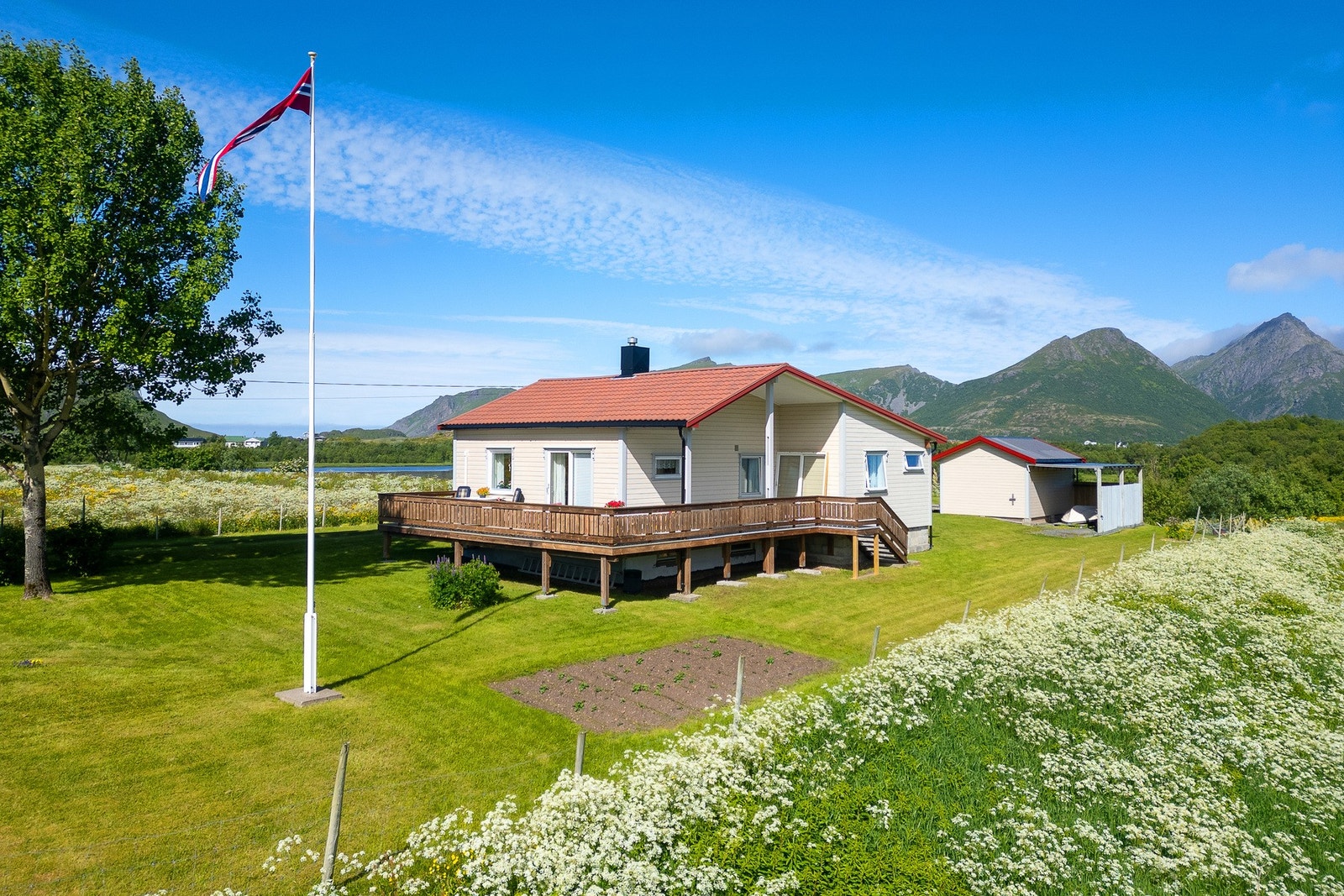 Eiendommen består av en velholdt enebolig og uthus med carport Galleribilde
