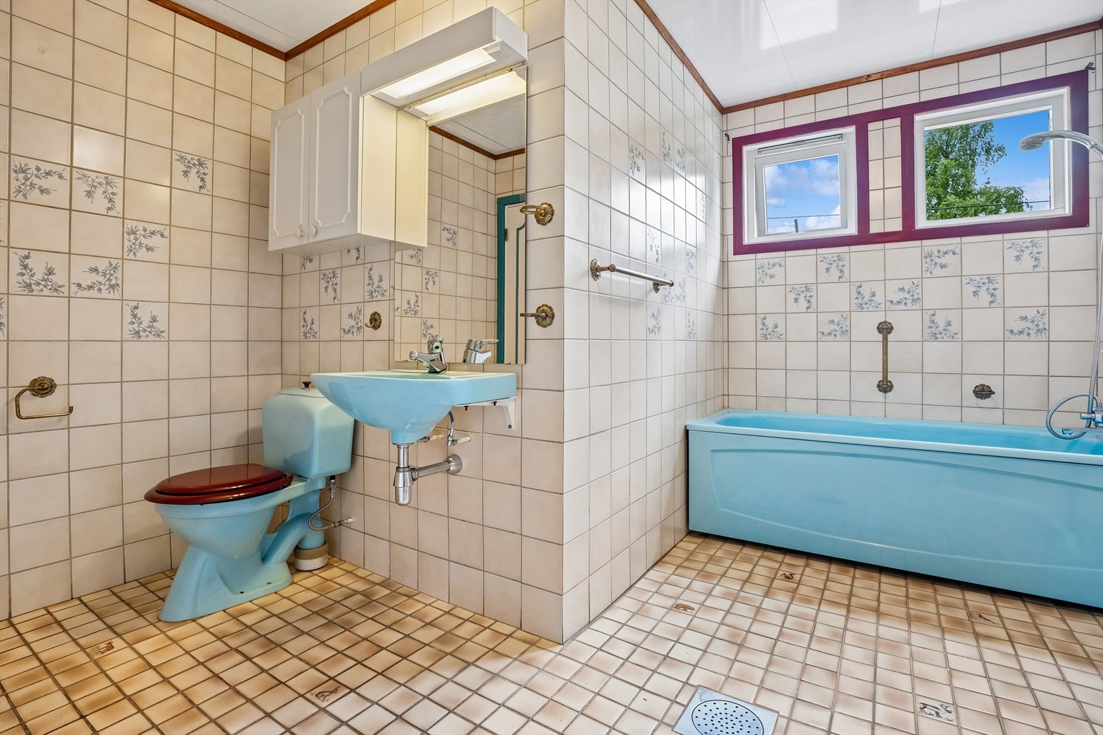 Badet i første etasje er utstyrt med badekar, servant og toalett. Galleribilde