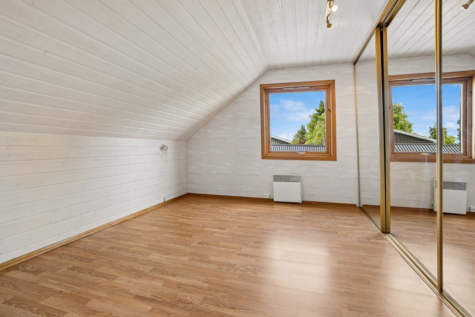 Soverom med skråtak og plass til garderobeløsning. Galleribilde