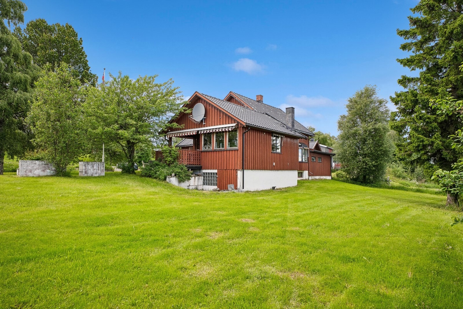Stor, eiet tomt på nesten 2,4 mål, opparbeidet med plen og beplantning. Galleribilde